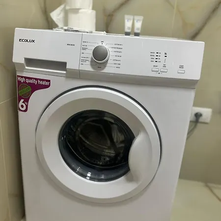 Beautiful Square 100mbs דירה *