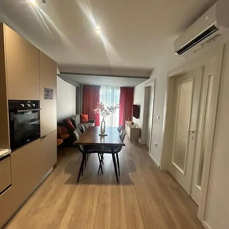 Beautiful Square 100mbs דירה
